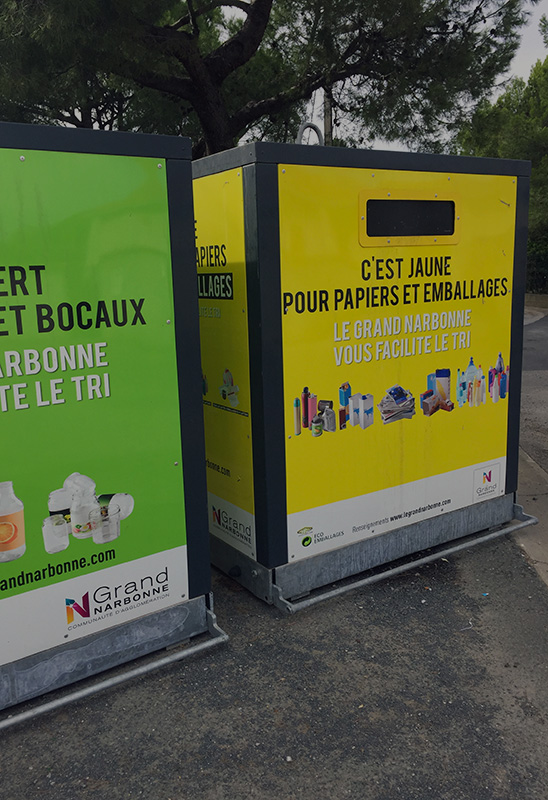 Conteneurs à couvercle jaune et gris
